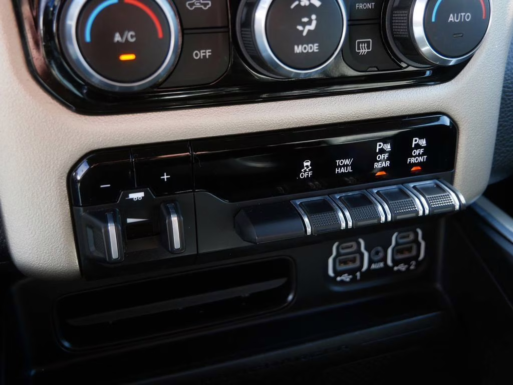 2022 Diamond Black Crystal Pearlcoat Ram 1500 Laramie 4X4 Truck