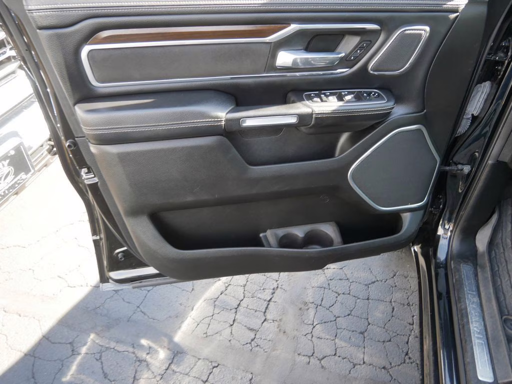 2022 Diamond Black Crystal Pearlcoat Ram 1500 Laramie 4X4 Truck