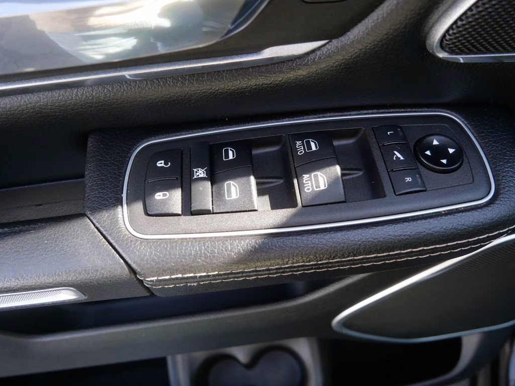 2022 Diamond Black Crystal Pearlcoat Ram 1500 Laramie 4X4 Truck