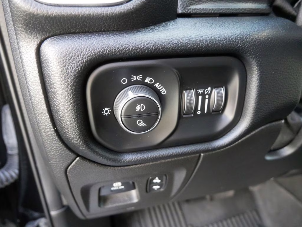 2022 Diamond Black Crystal Pearlcoat Ram 1500 Laramie 4X4 Truck