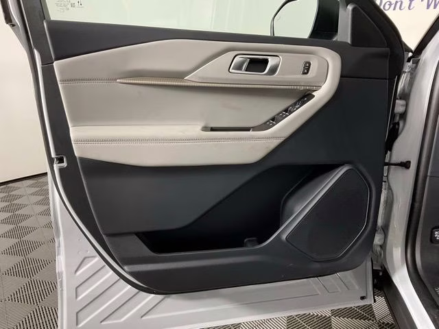 2025 White Metallic Ford Explorer Active RWD SUV