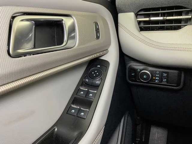 2025 White Metallic Ford Explorer Active RWD SUV