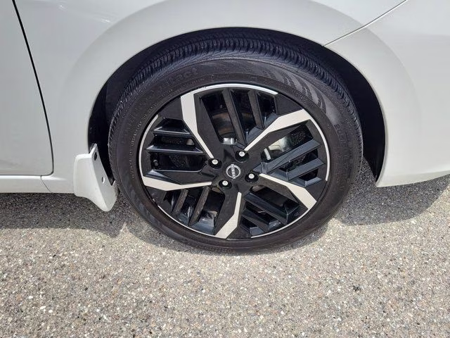 2025 Aspen White Tricoat Nissan Versa 1.6 SR FWD Sedan