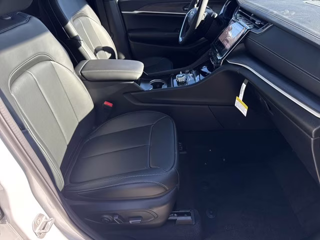2025 Bright White Clearcoat Jeep Grand Cherokee Limited 4X4 SUV