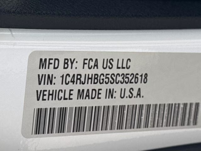 2025 Bright White Clearcoat Jeep Grand Cherokee Limited 4X4 SUV