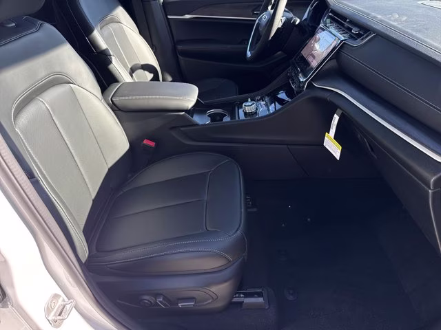 2025 Bright White Clearcoat Jeep Grand Cherokee Limited 4X4 SUV
