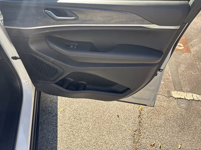 2025 Bright White Clearcoat Jeep Grand Cherokee Limited 4X4 SUV