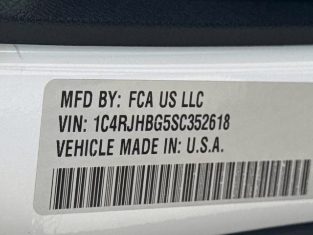 2025 Bright White Clearcoat Jeep Grand Cherokee Limited 4X4 SUV