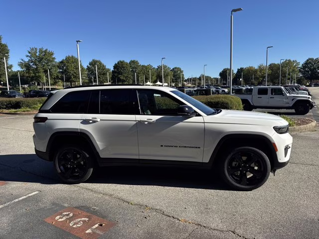 2025 Bright White Clearcoat Jeep Grand Cherokee Limited 4X4 SUV