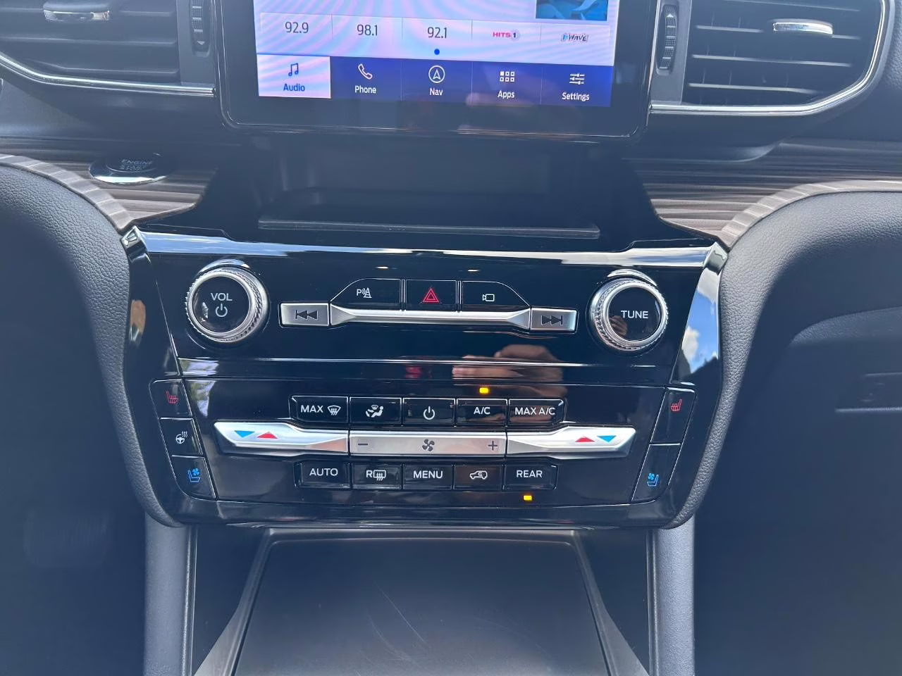 2023 Iconic Silver Metallic Ford Explorer Limited 4X4 SUV