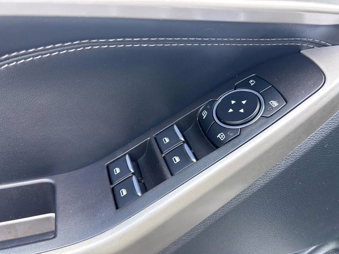 2023 Iconic Silver Metallic Ford Explorer Limited 4X4 SUV