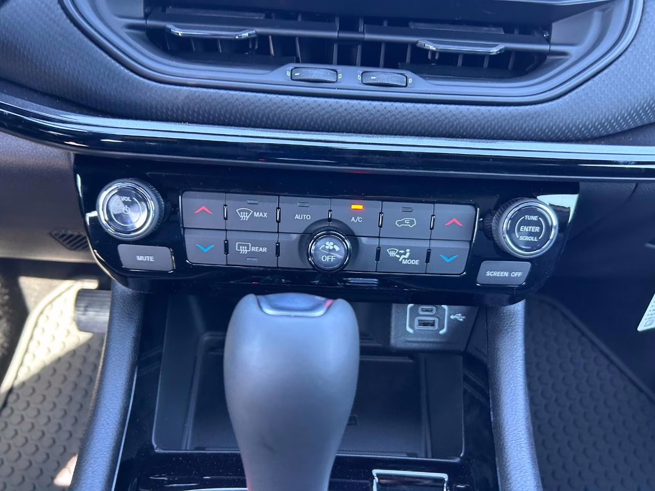 2026 Bright White Clearcoat Jeep Compass Latitude 4X4 SUV