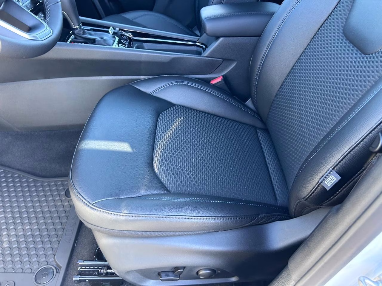 2026 Bright White Clearcoat Jeep Compass Latitude 4X4 SUV