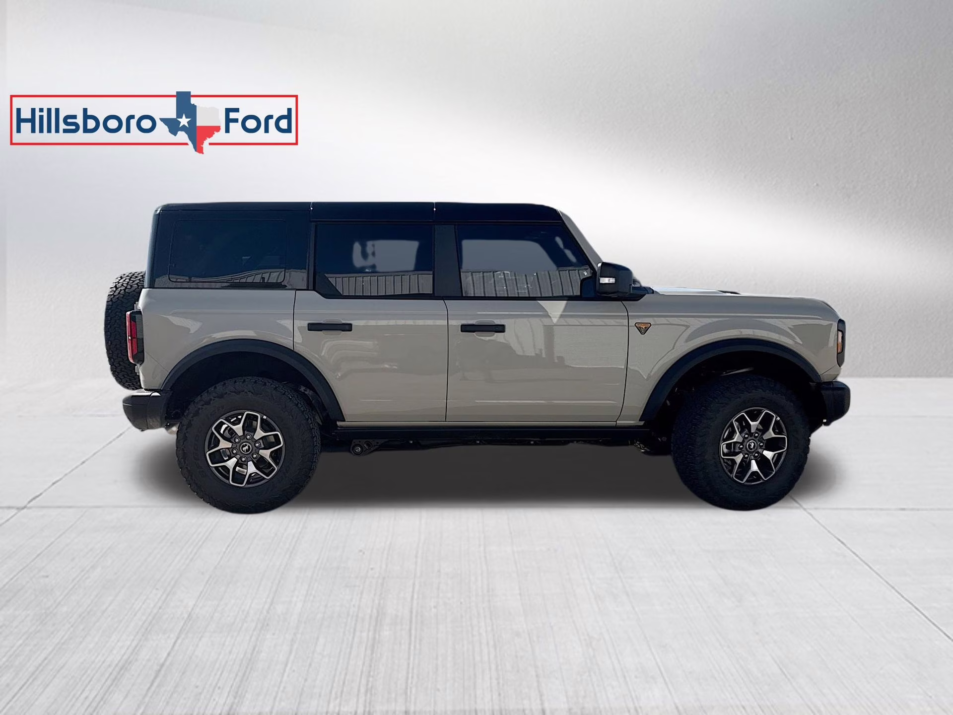 2025 Desert Sand Ford Bronco Badlands 4X4 SUV