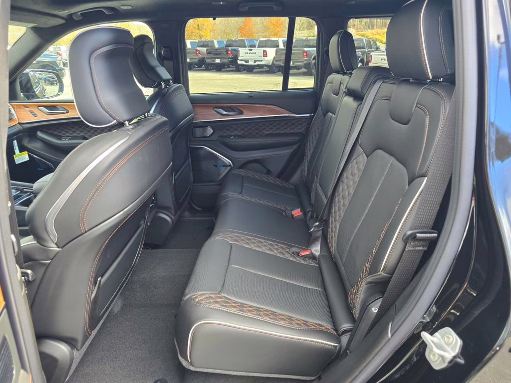 2025 Diamond Black Crystal Pearlcoat Jeep Grand Cherokee Summit 4X4 SUV