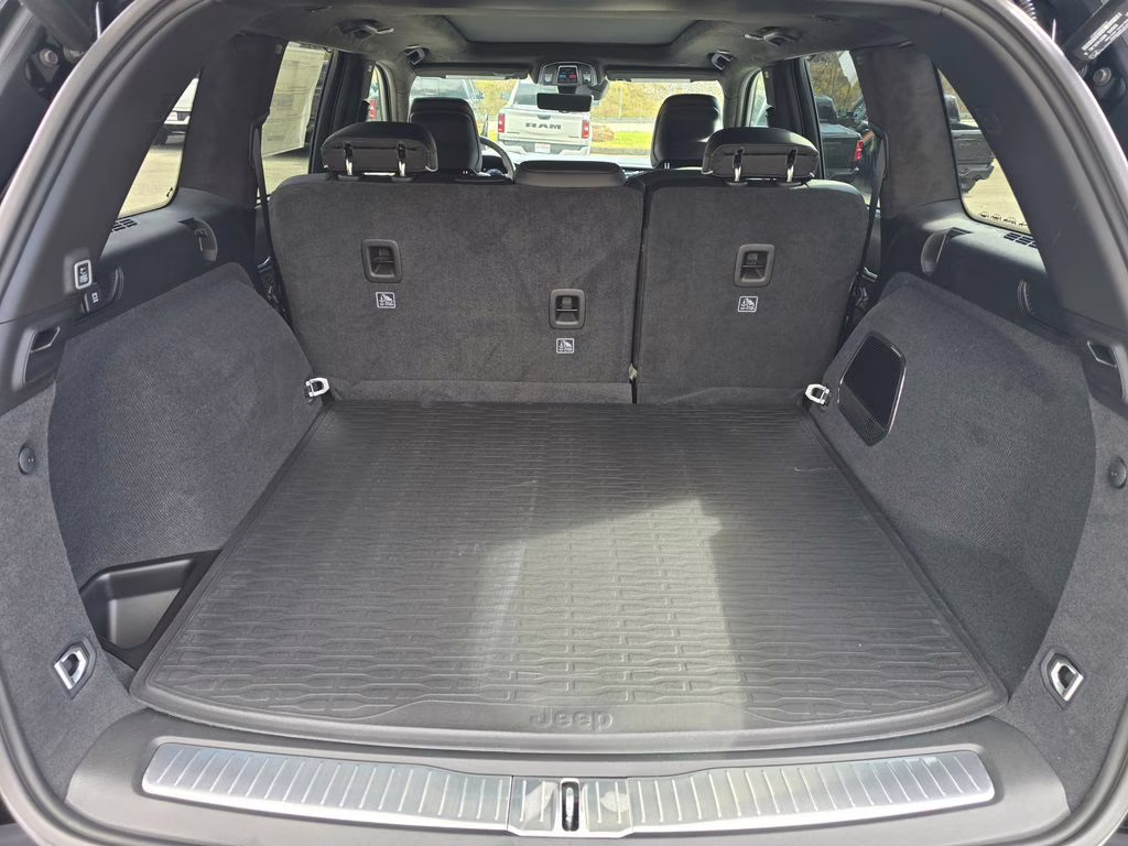 2025 Diamond Black Crystal Pearlcoat Jeep Grand Cherokee Summit 4X4 SUV