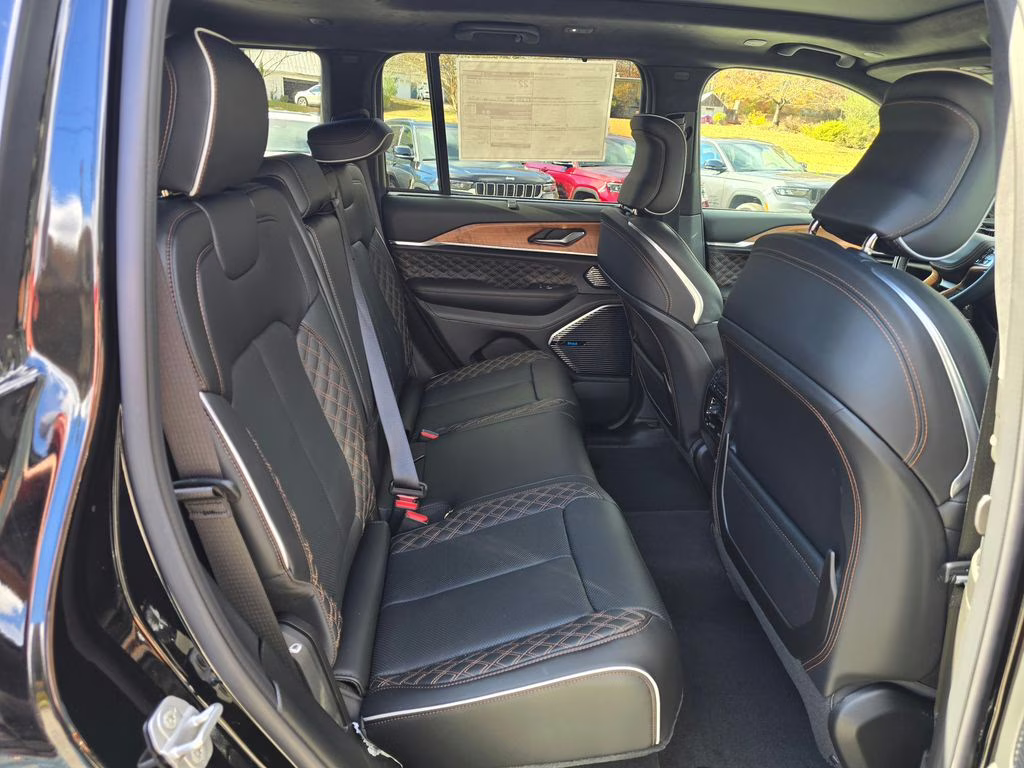 2025 Diamond Black Crystal Pearlcoat Jeep Grand Cherokee Summit 4X4 SUV