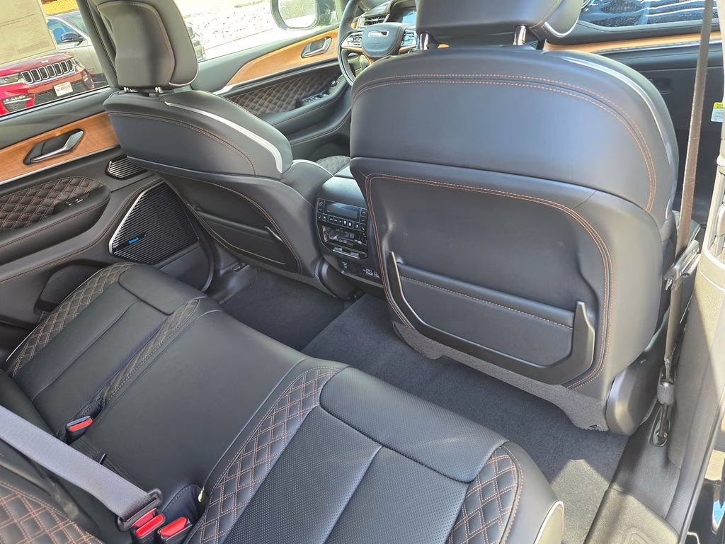 2025 Diamond Black Crystal Pearlcoat Jeep Grand Cherokee Summit 4X4 SUV