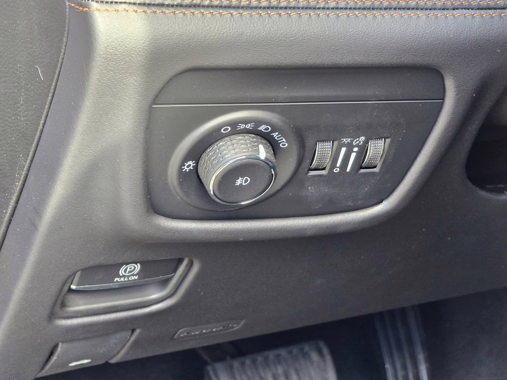 2025 Diamond Black Crystal Pearlcoat Jeep Grand Cherokee Summit 4X4 SUV