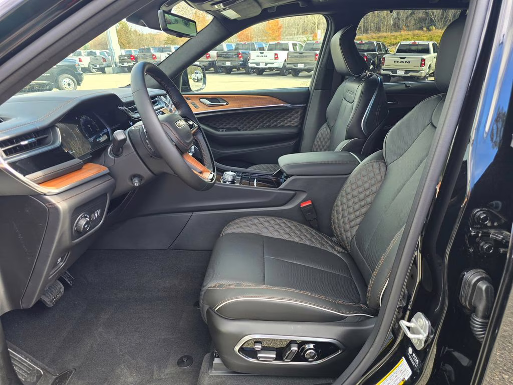 2025 Diamond Black Crystal Pearlcoat Jeep Grand Cherokee Summit 4X4 SUV