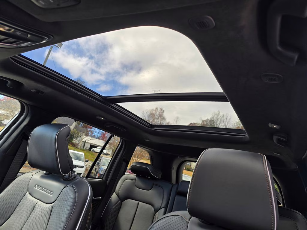 2025 Diamond Black Crystal Pearlcoat Jeep Grand Cherokee Summit 4X4 SUV