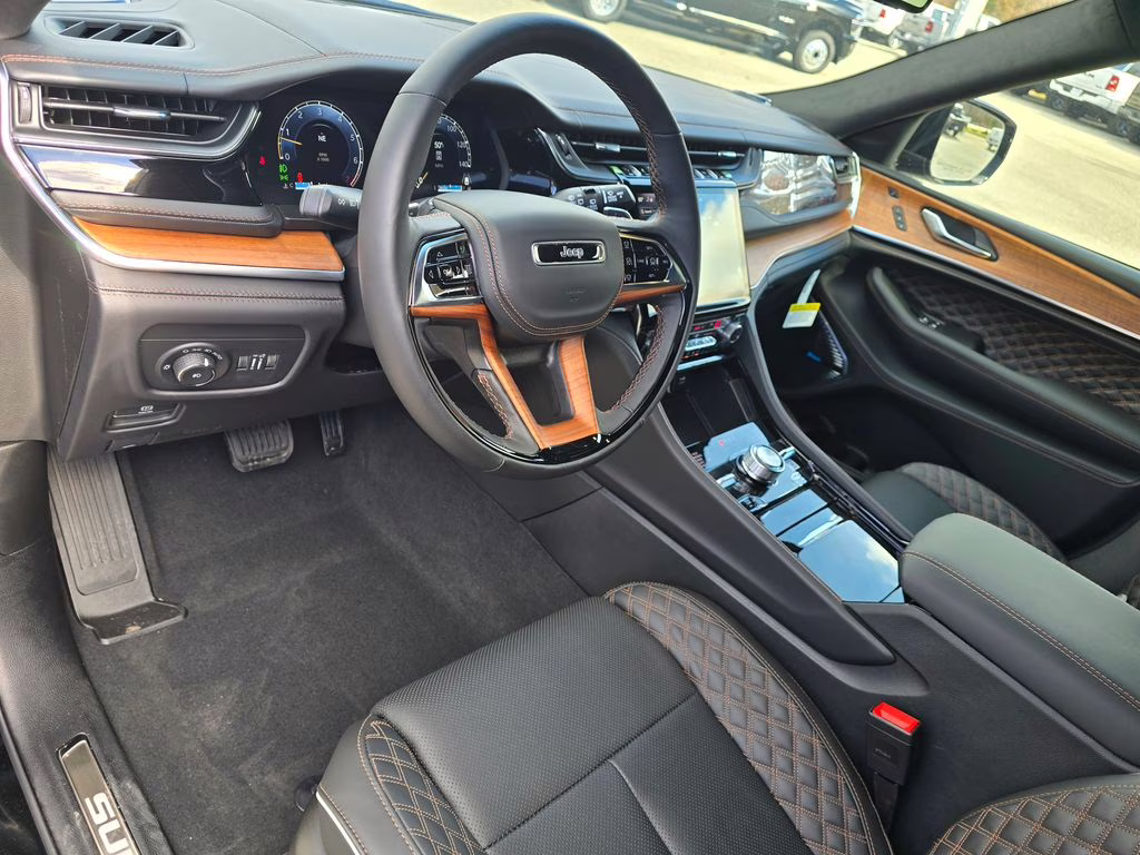 2025 Diamond Black Crystal Pearlcoat Jeep Grand Cherokee Summit 4X4 SUV