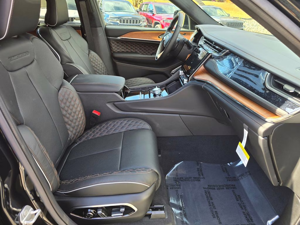 2025 Diamond Black Crystal Pearlcoat Jeep Grand Cherokee Summit 4X4 SUV