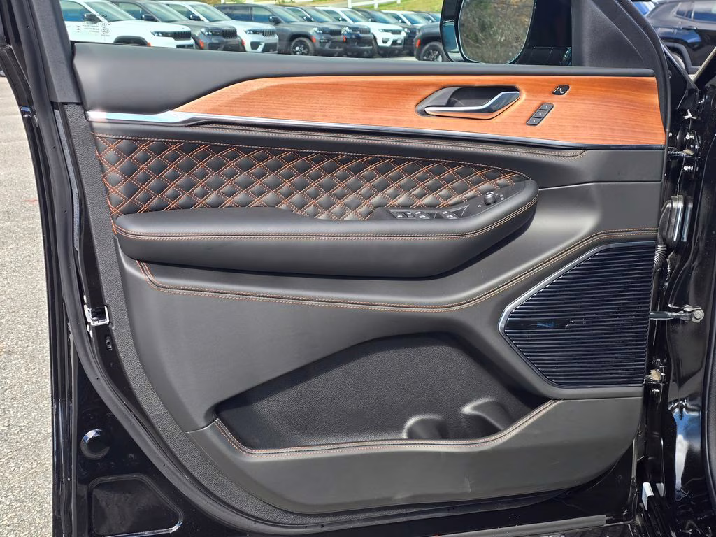 2025 Diamond Black Crystal Pearlcoat Jeep Grand Cherokee Summit 4X4 SUV