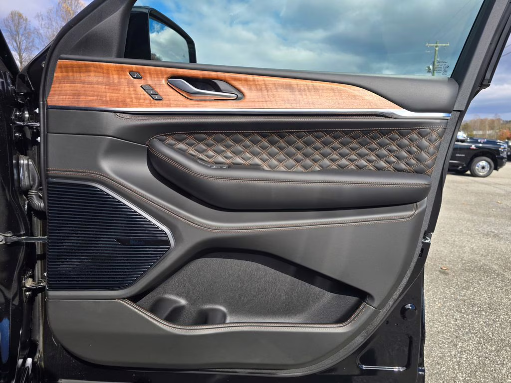 2025 Diamond Black Crystal Pearlcoat Jeep Grand Cherokee Summit 4X4 SUV