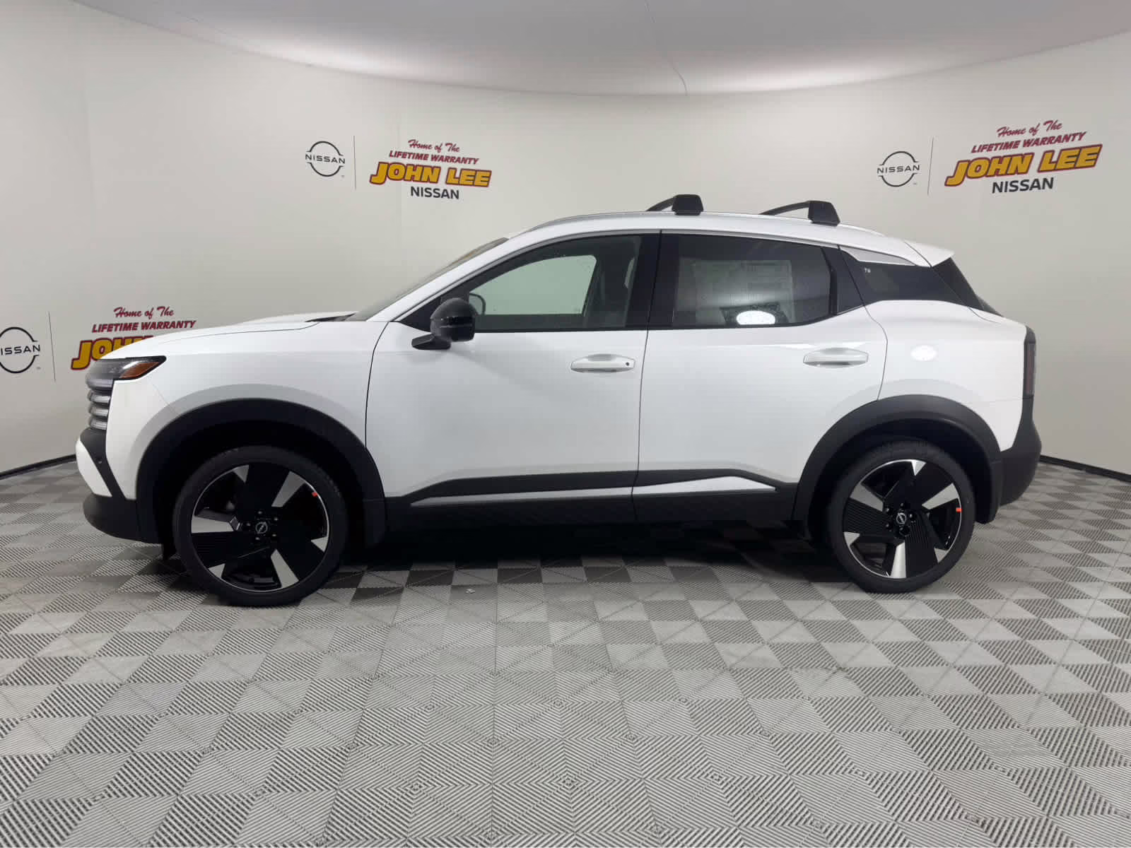 2026 Aspen White Tricoat Nissan Kicks SR FWD SUV