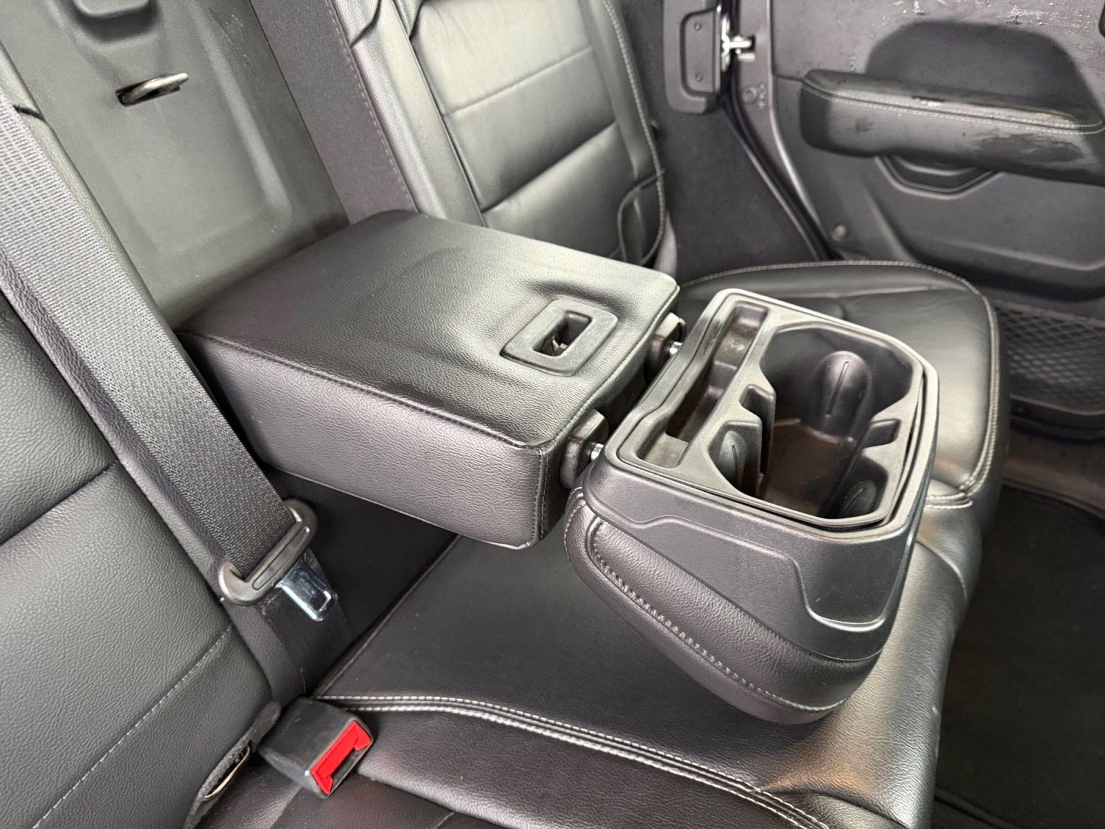 2020 Granite Crystal Metallic Clearcoat Jeep Wrangler Unlimited Sahara 4X4 SUV