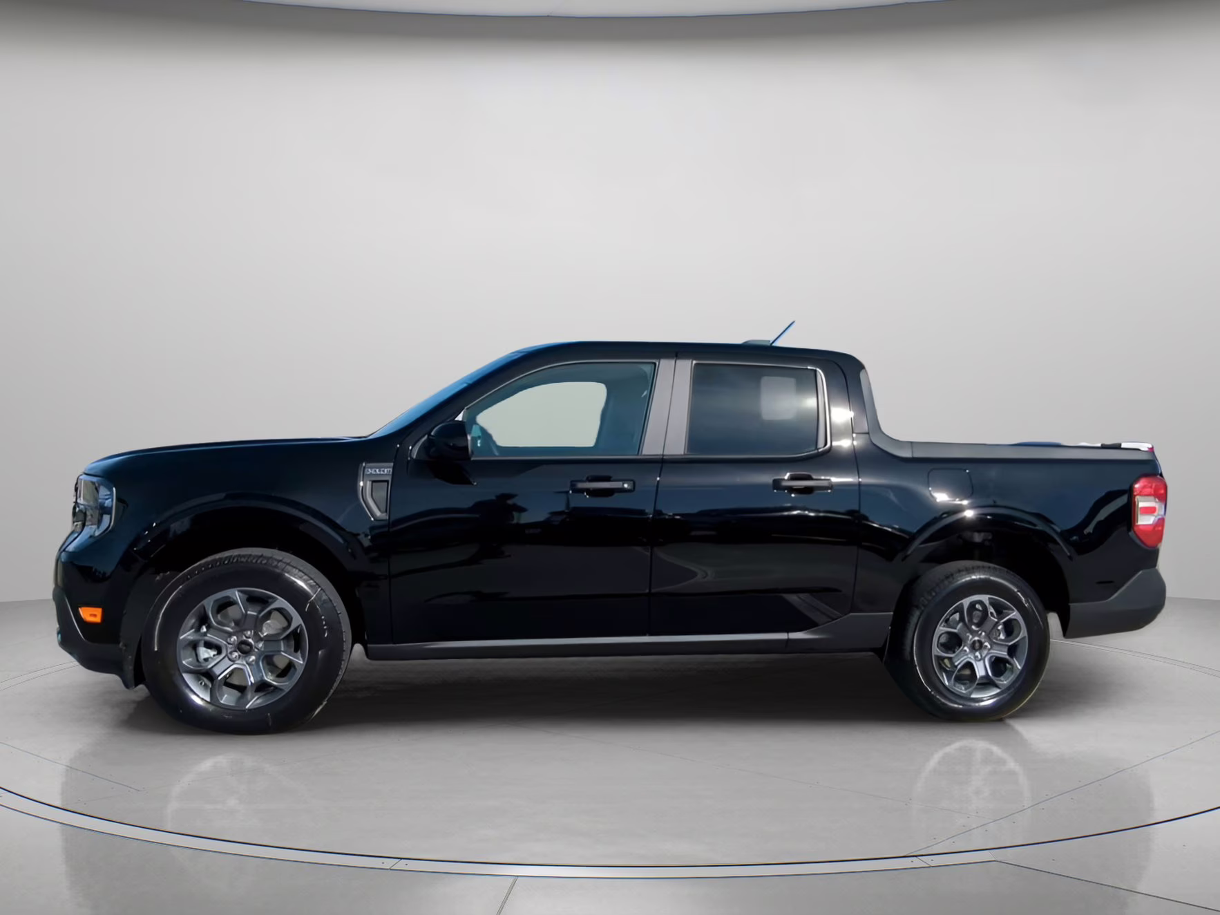 2026 Shadow Black Ford Maverick XLT Crew Cab Pickup AWD Truck