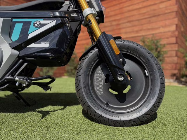 2024 COSMIC BLACK 2 BMW CE 02