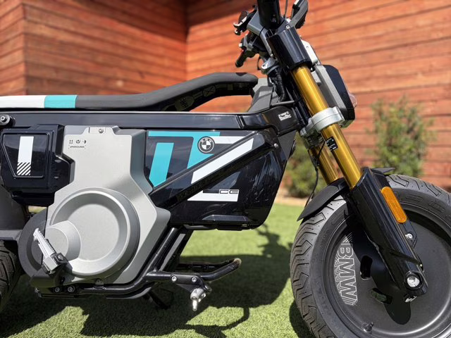 2024 COSMIC BLACK 2 BMW CE 02