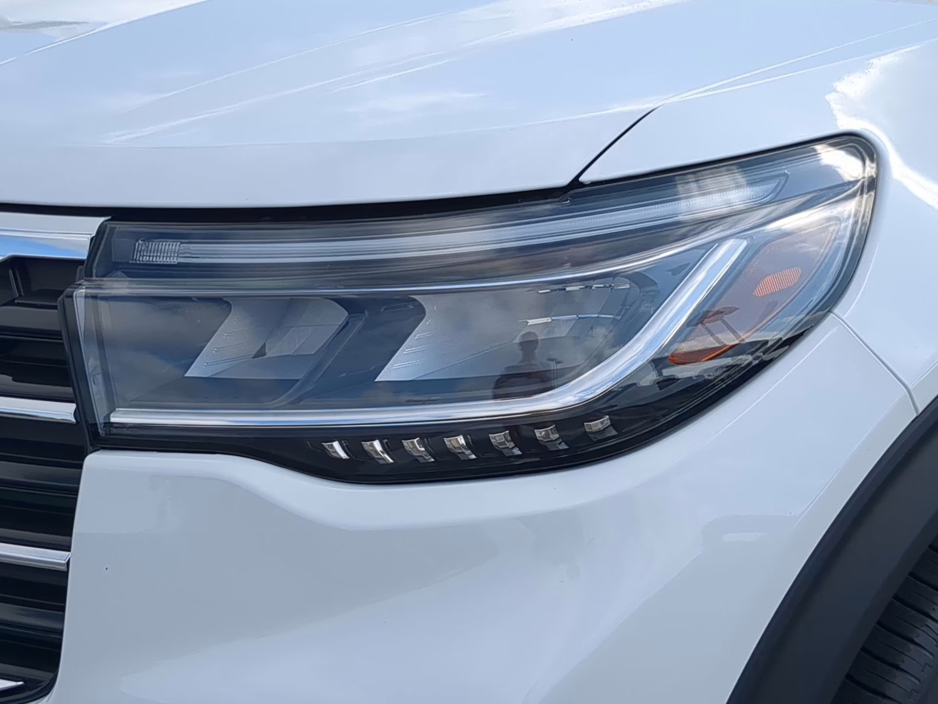 2026 Star White Metallic Tri-Coat Ford Explorer Active RWD SUV