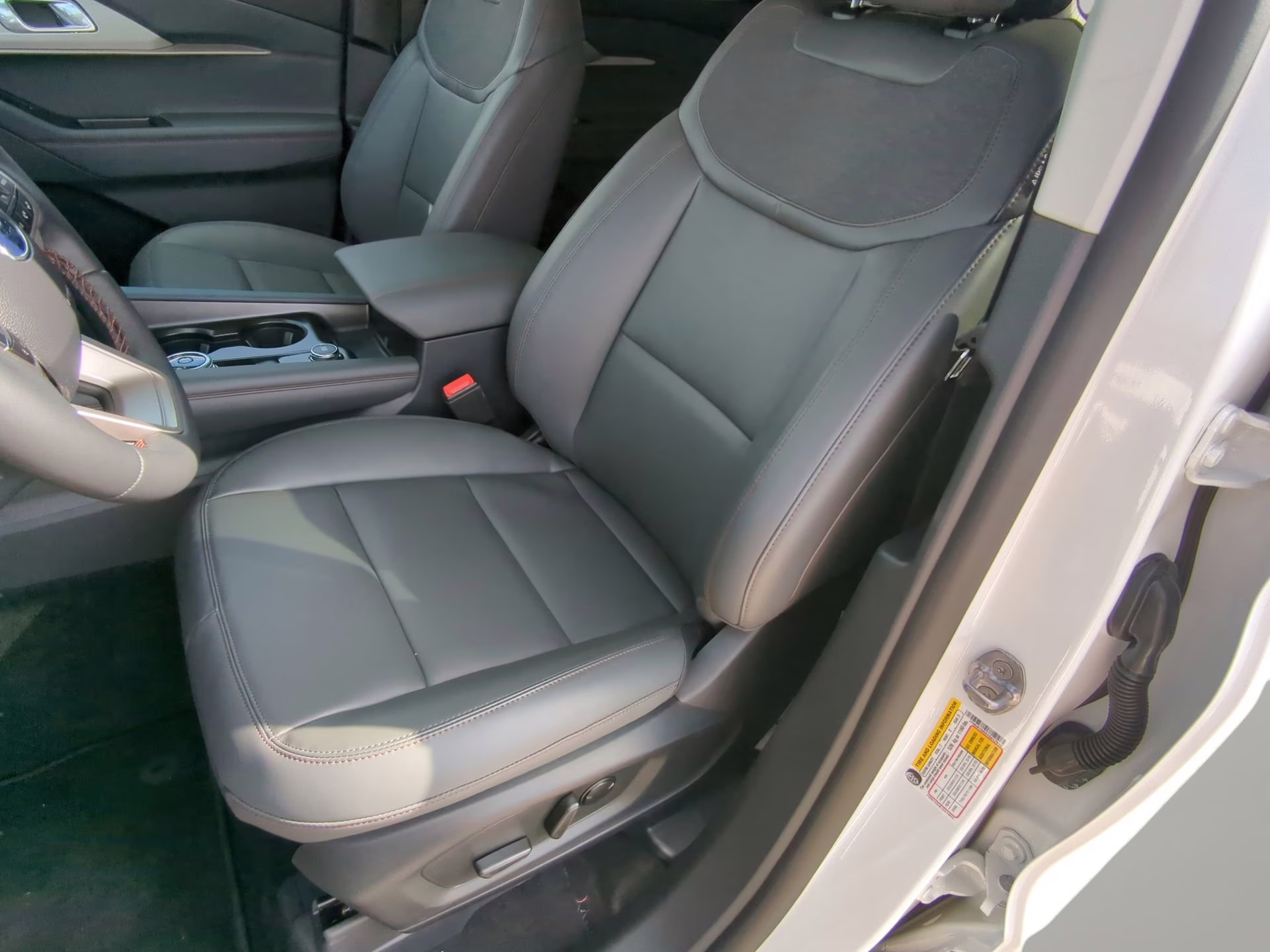 2026 Star White Metallic Tri-Coat Ford Explorer Active RWD SUV