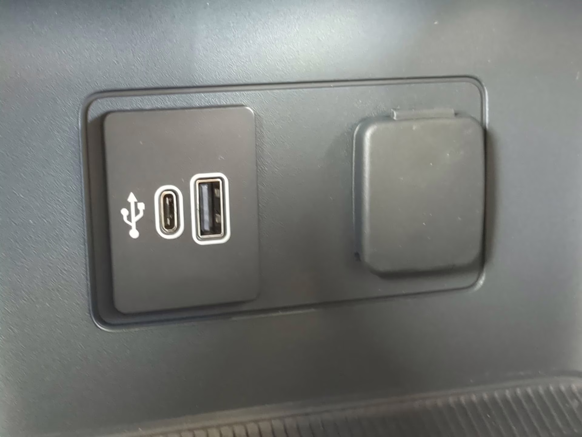 2026 Star White Metallic Tri-Coat Ford Explorer Active RWD SUV