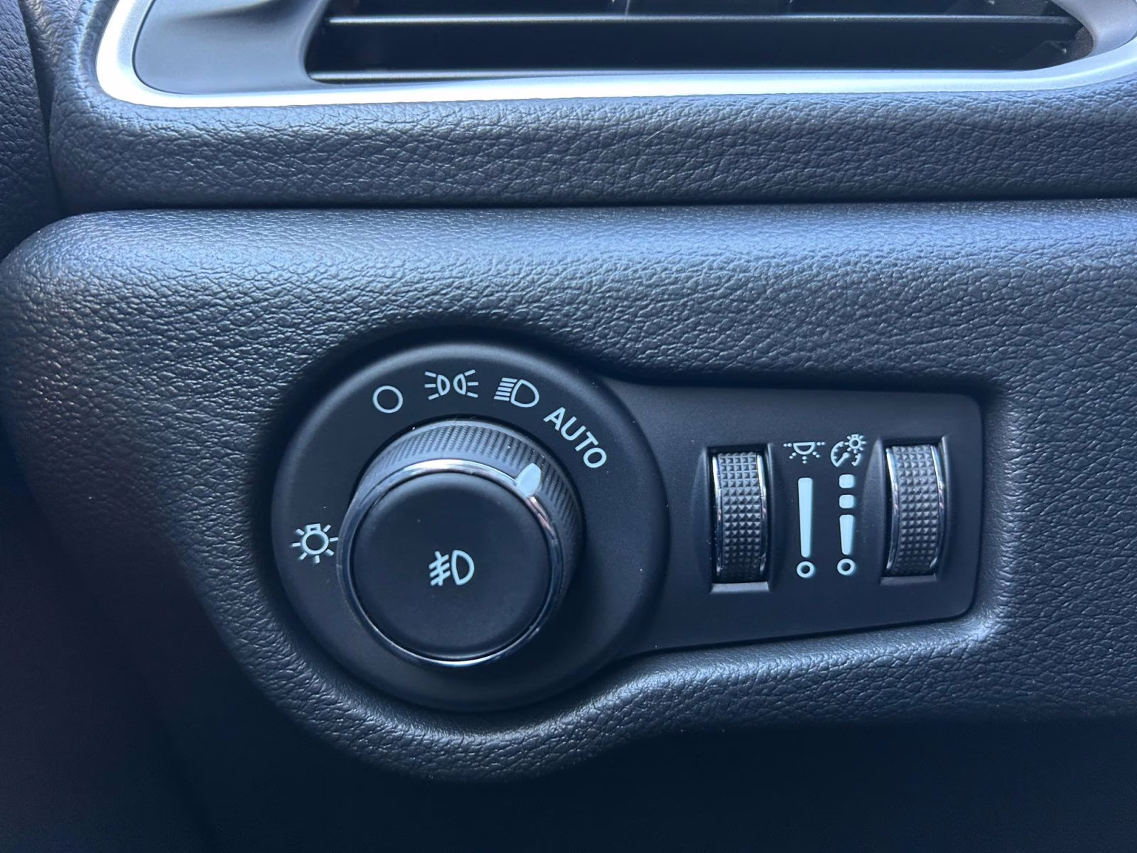 2026 Silver Mist Clearcoat Chrysler Pacifica Select AWD Van