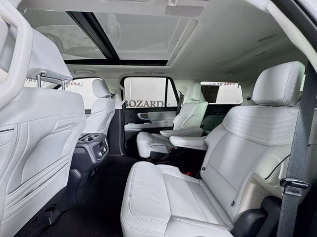 2025 White Metallic Ford Expedition Platinum 4X4 SUV
