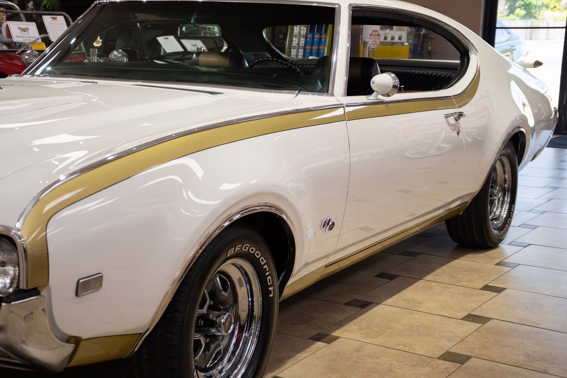 1969 Cameo White/Firefrost Gold Oldsmobile 442