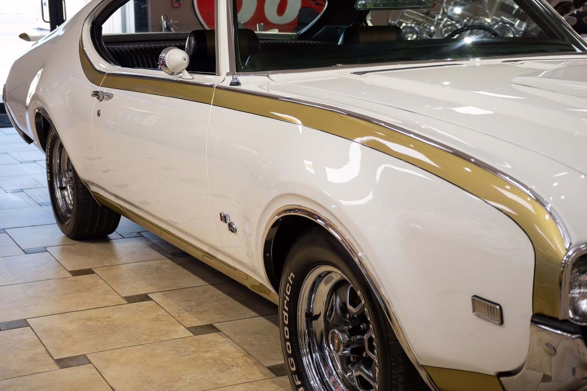 1969 Cameo White/Firefrost Gold Oldsmobile 442