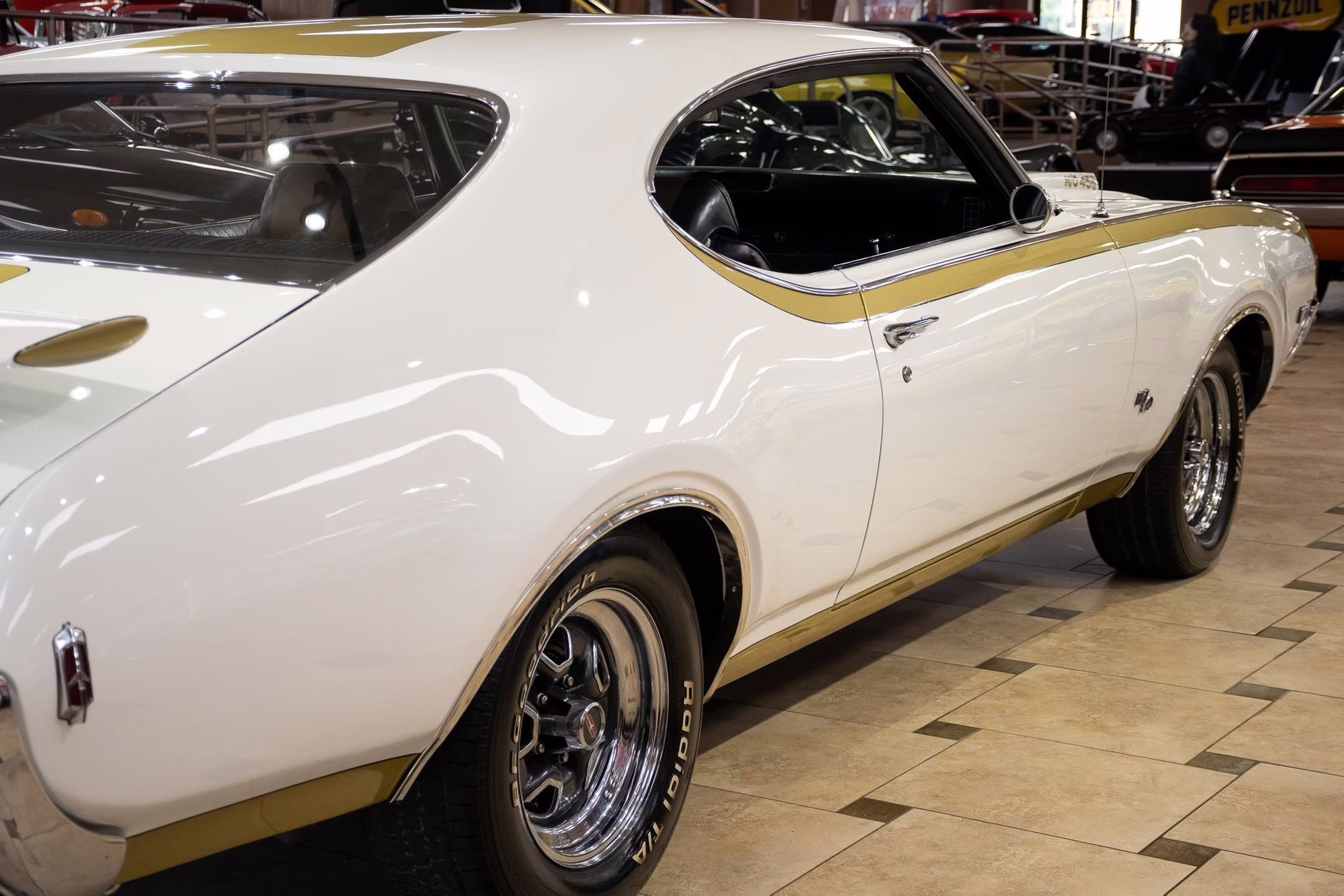 1969 Cameo White/Firefrost Gold Oldsmobile 442