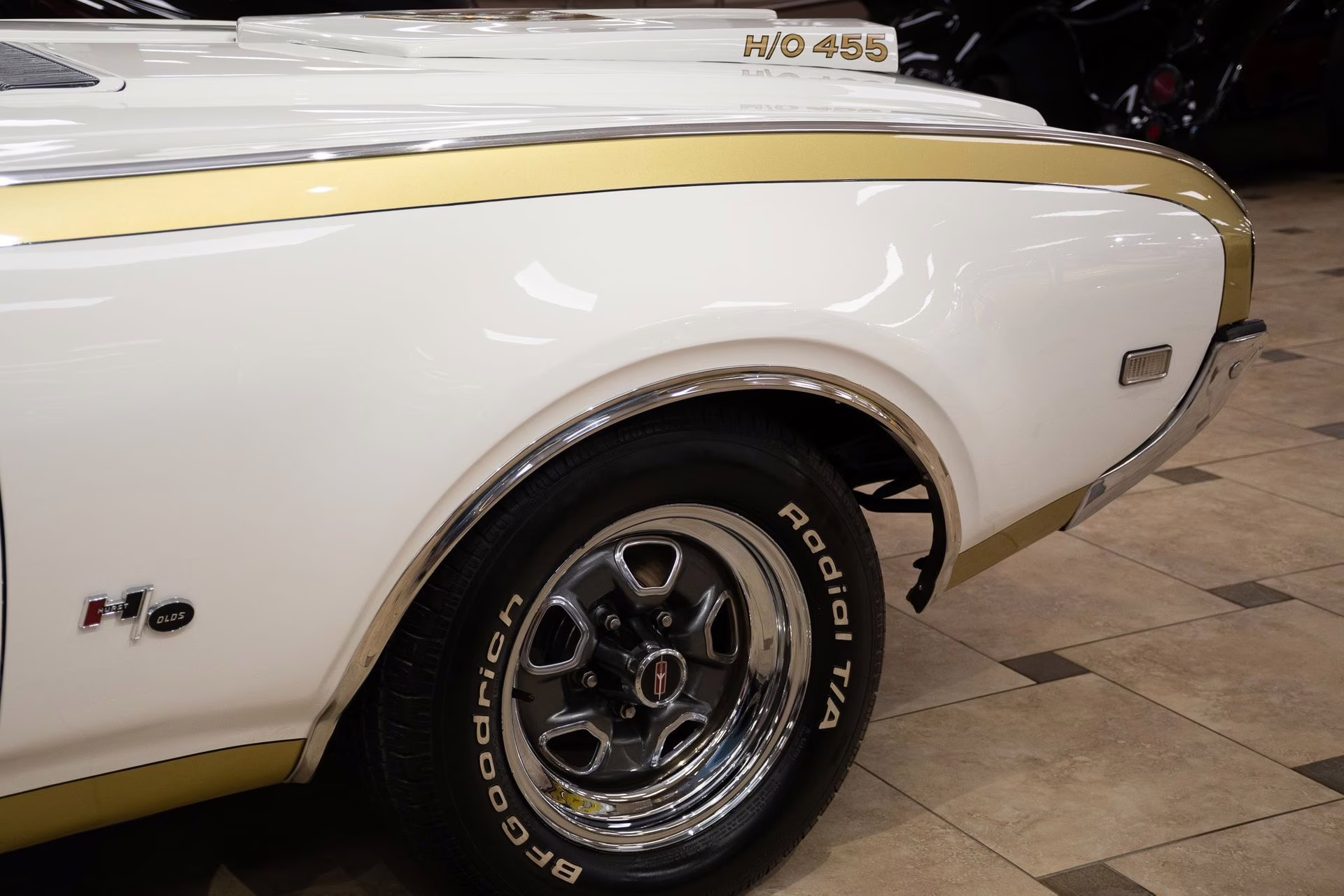 1969 Cameo White/Firefrost Gold Oldsmobile 442