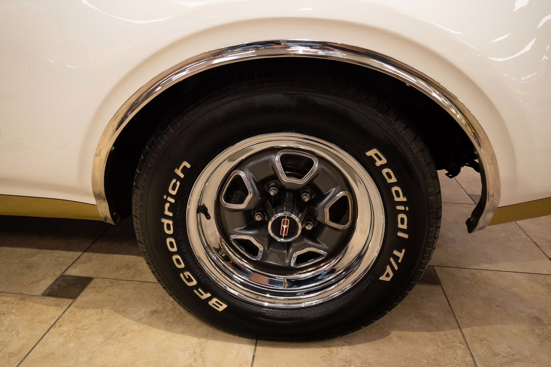 1969 Cameo White/Firefrost Gold Oldsmobile 442