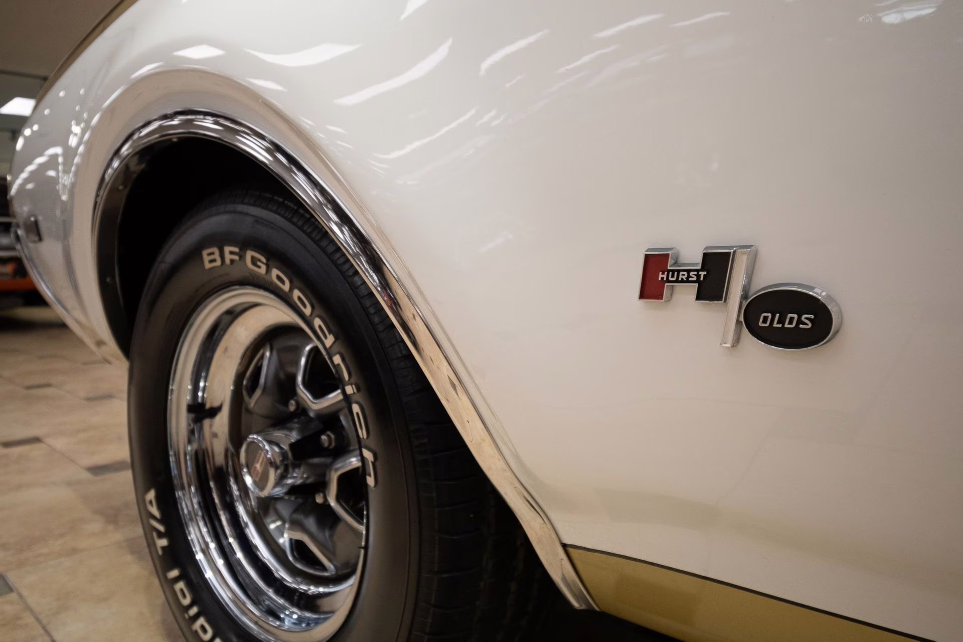 1969 Cameo White/Firefrost Gold Oldsmobile 442