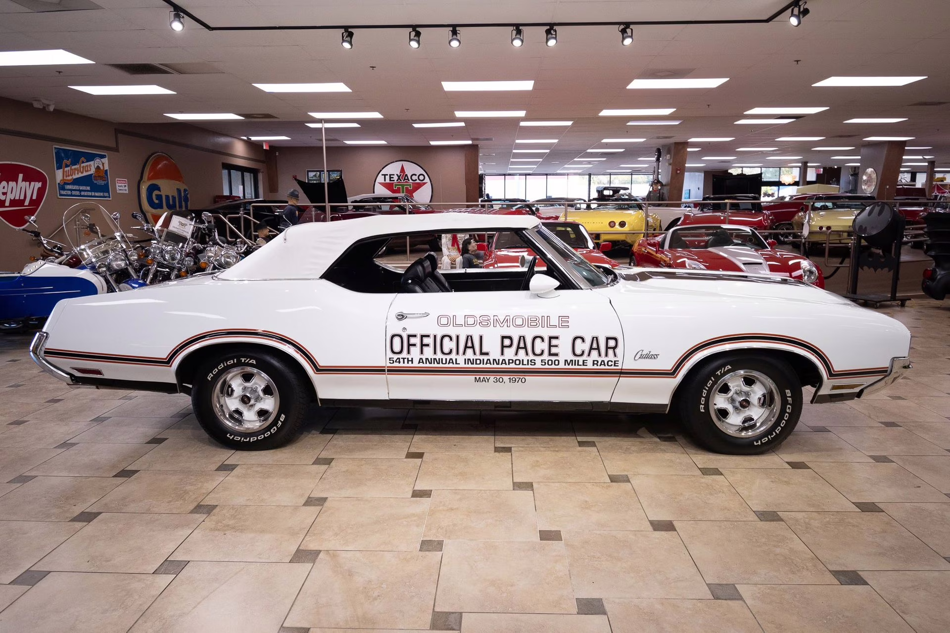 1970 Porcelain White Oldsmobile Cutlass