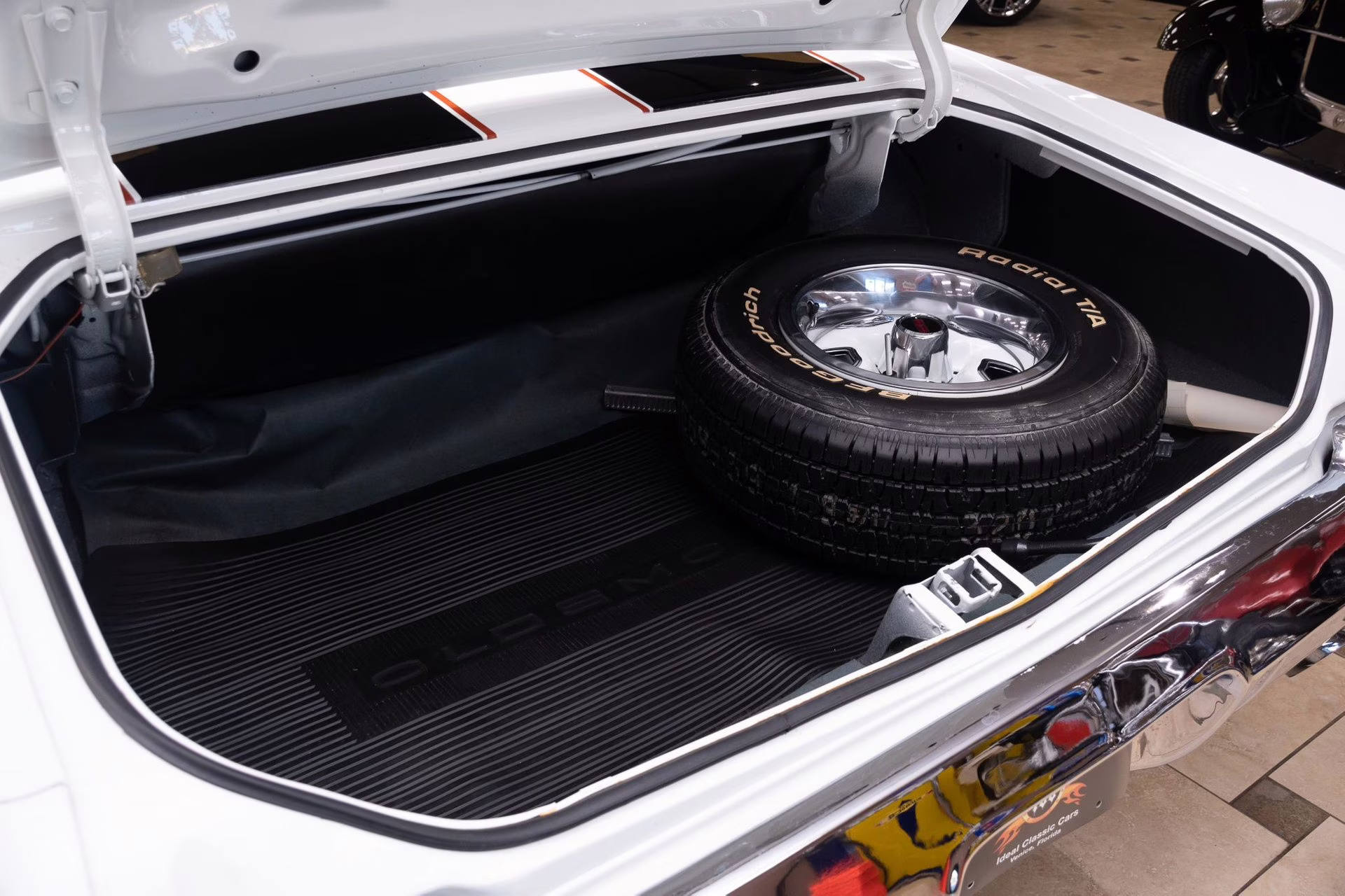 1970 Porcelain White Oldsmobile Cutlass