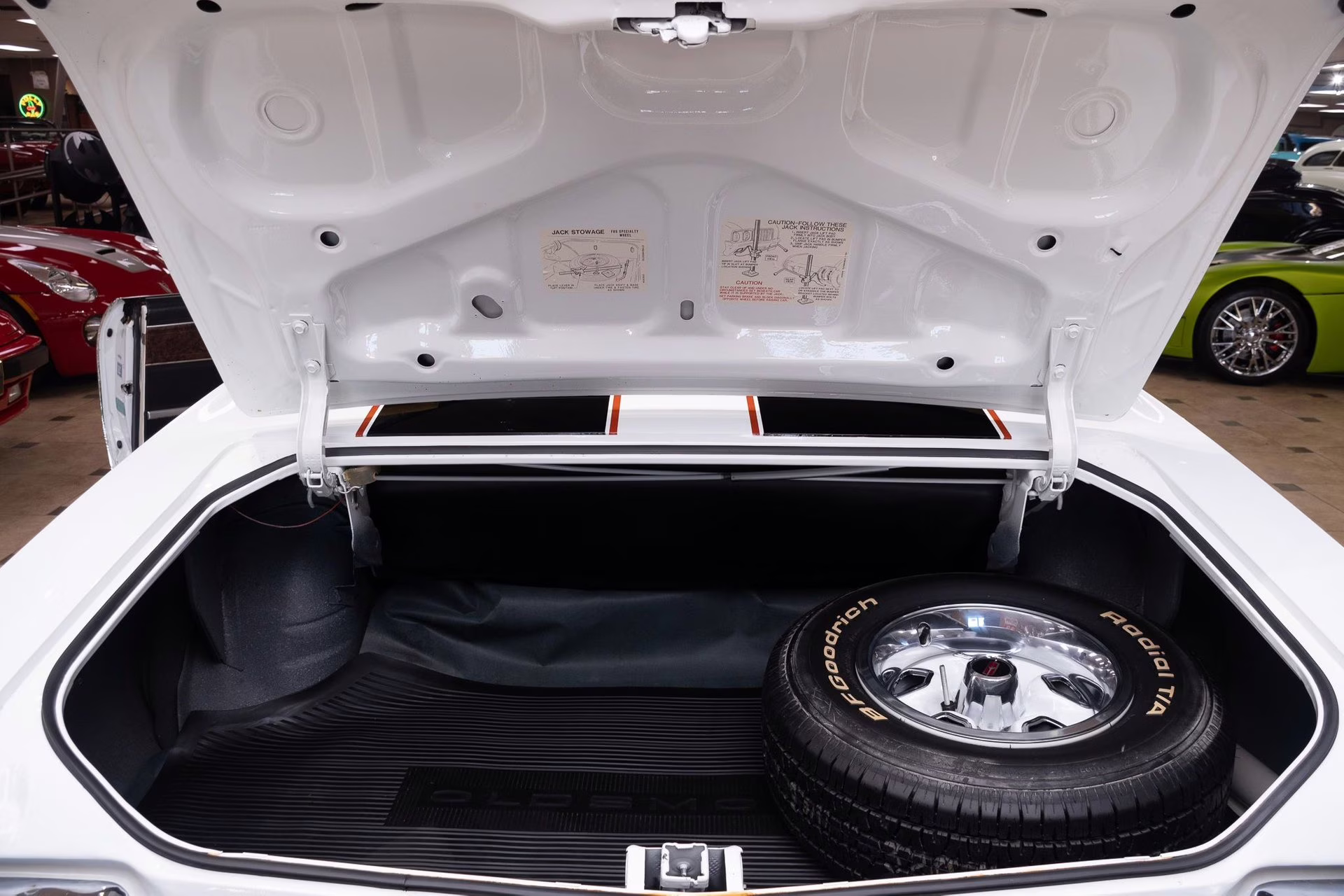 1970 Porcelain White Oldsmobile Cutlass