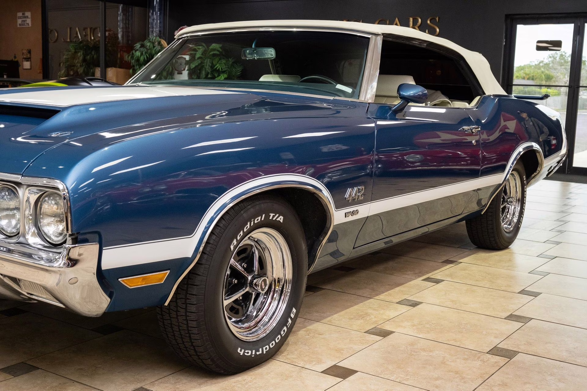 1970 Blue Metallic Oldsmobile Cutlass