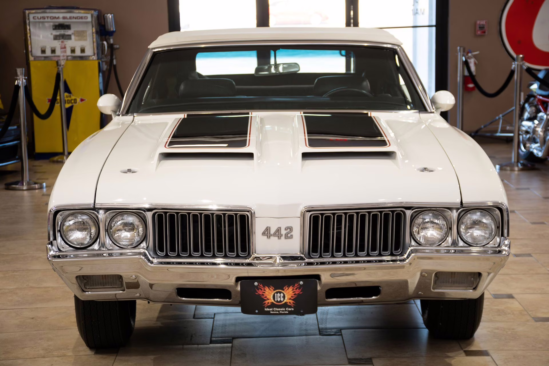 1970 Porcelain White Oldsmobile 442
